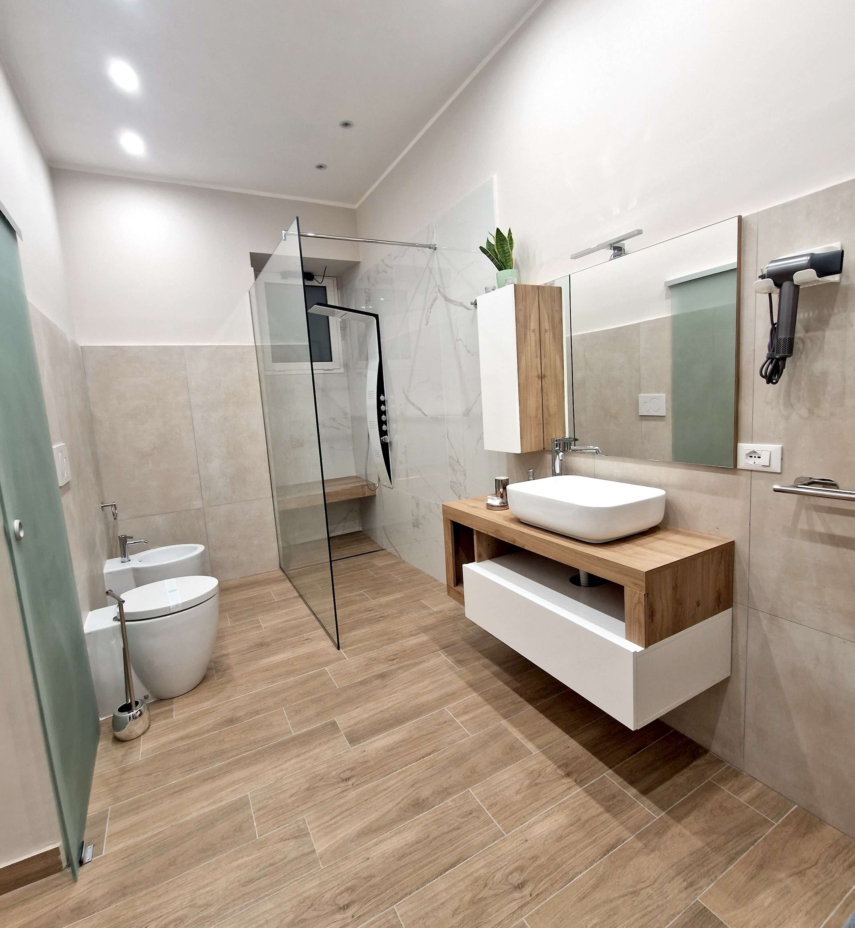 Bagno moderno con doccia walk-in e lavabo